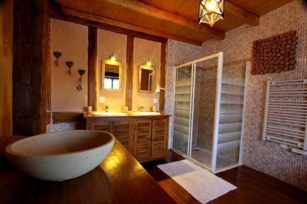 Le Domaine Des Papillons Hotell Beaujeu-Saint-Vallier-et-Pierrejux Exteriör bild