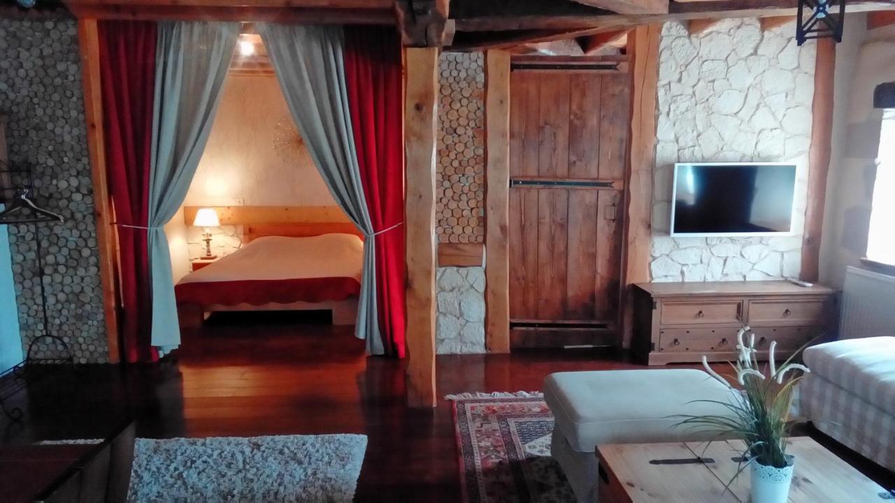 Le Domaine Des Papillons Hotell Beaujeu-Saint-Vallier-et-Pierrejux Exteriör bild