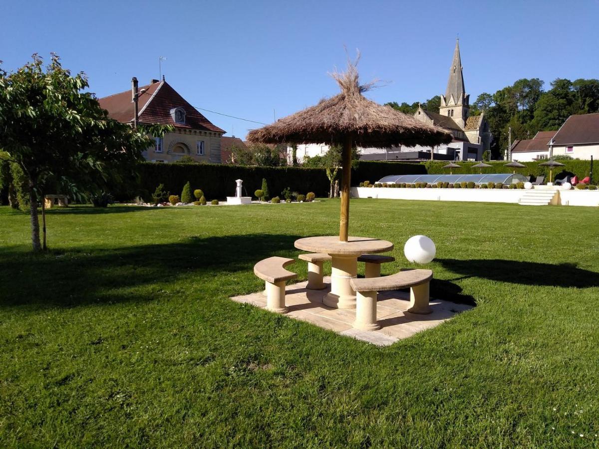 Le Domaine Des Papillons Hotell Beaujeu-Saint-Vallier-et-Pierrejux Exteriör bild