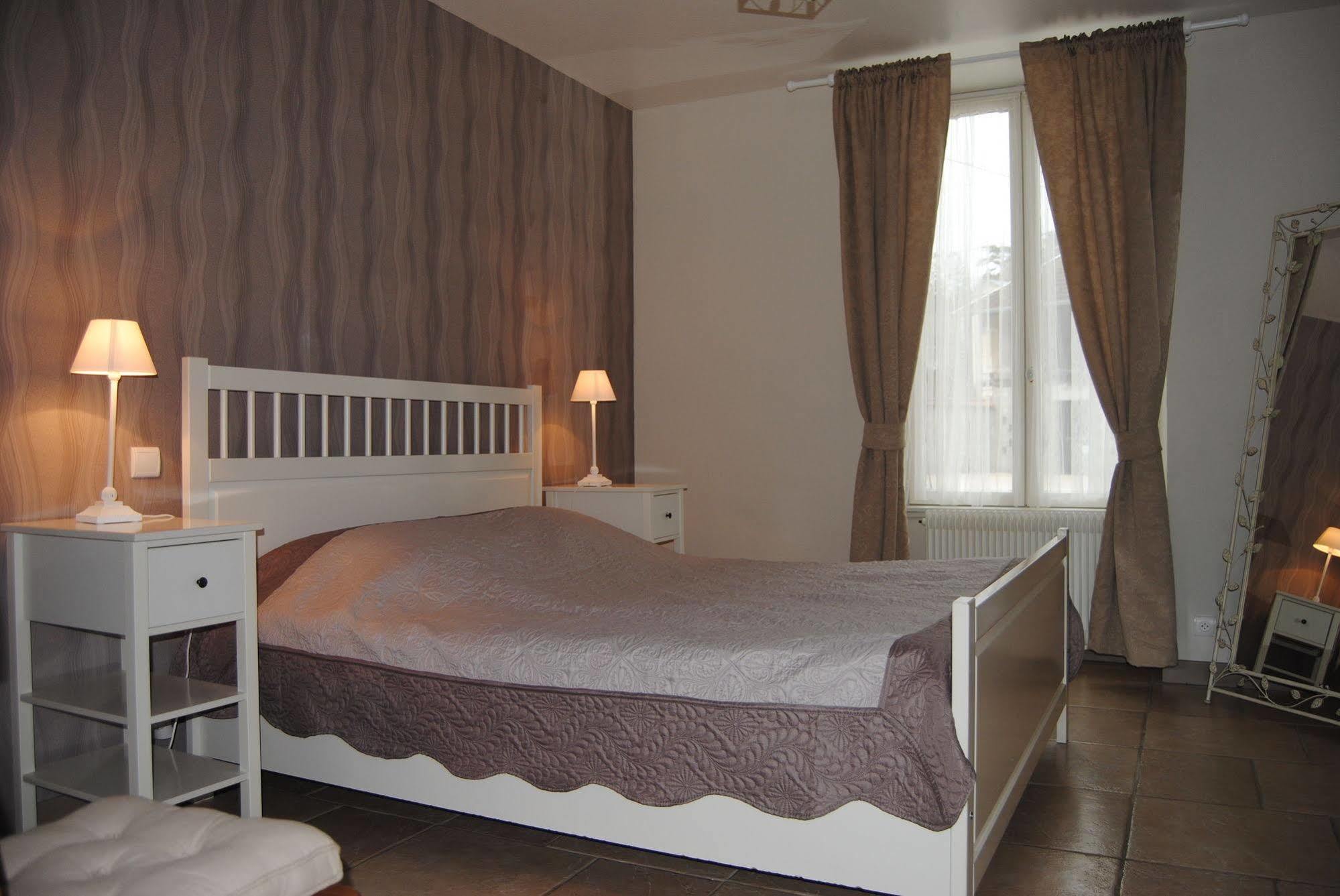 Le Domaine Des Papillons Hotell Beaujeu-Saint-Vallier-et-Pierrejux Exteriör bild