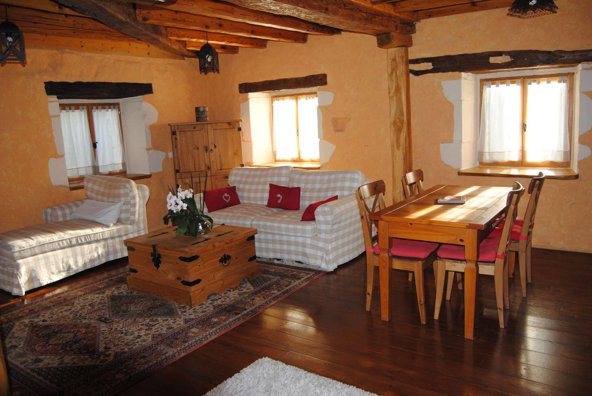 Le Domaine Des Papillons Hotell Beaujeu-Saint-Vallier-et-Pierrejux Exteriör bild