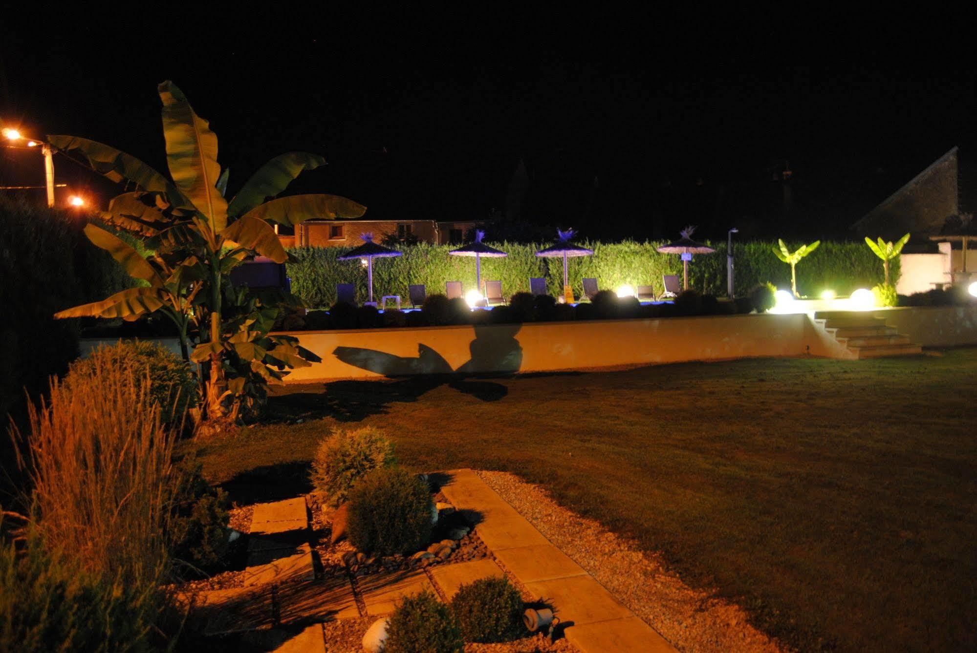 Le Domaine Des Papillons Hotell Beaujeu-Saint-Vallier-et-Pierrejux Exteriör bild