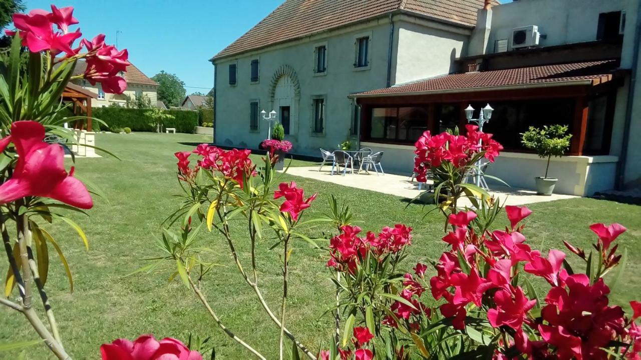 Le Domaine Des Papillons Hotell Beaujeu-Saint-Vallier-et-Pierrejux Exteriör bild