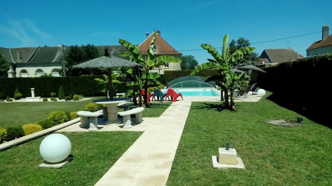 Le Domaine Des Papillons Hotell Beaujeu-Saint-Vallier-et-Pierrejux Exteriör bild